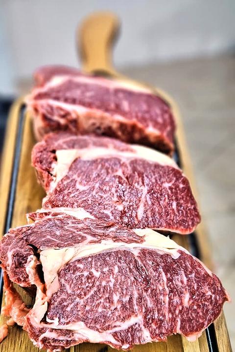 Bife ancho cru na tábua, mostrando o marmoreio