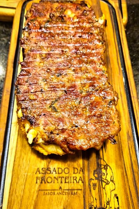 Costela com crosta, fatiada na tábua do Assado da Fronteira