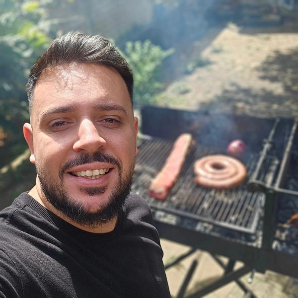 O assador na frente da grelha